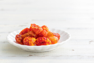 ナチュラルな背景で撮影されたドライトマト