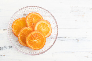 ナチュラルな背景で撮影されたドライオレンジ