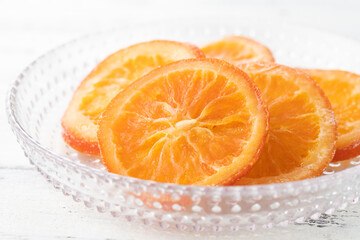 ナチュラルな背景で撮影されたドライオレンジ
