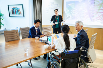Fototapeta premium 会議に参加する車椅子の女性