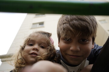 Irmão brincando com a irmã menor. Família brincando juntos.