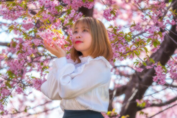Fototapeta na wymiar 河津桜と若い女性 