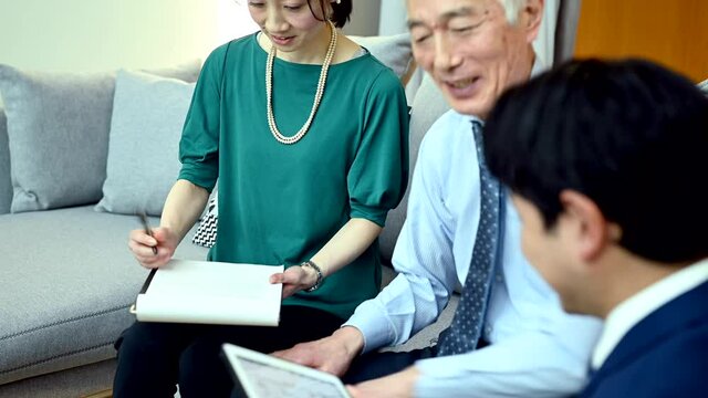 契約書にサインをする夫婦