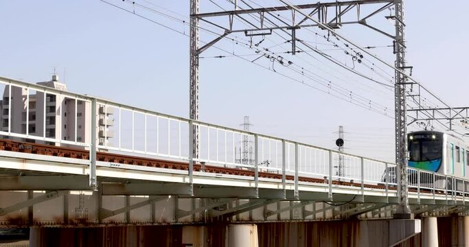 鉄橋の上ですれ違う上りと下りの通勤電車