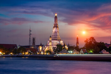 Fototapeta na wymiar Atmosphere Of Wat Arun Ratchawararam( Wat Makok) ,It is spectacular, This is an important buddhist temple and a famous tourist destination at bangkok in thailand.