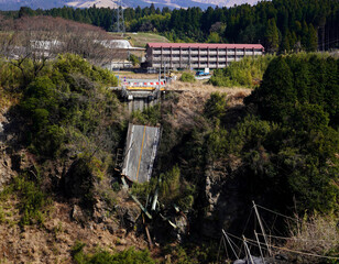 2016年4月の熊本地震で崩落した阿蘇大橋、2021年3月現在の姿、