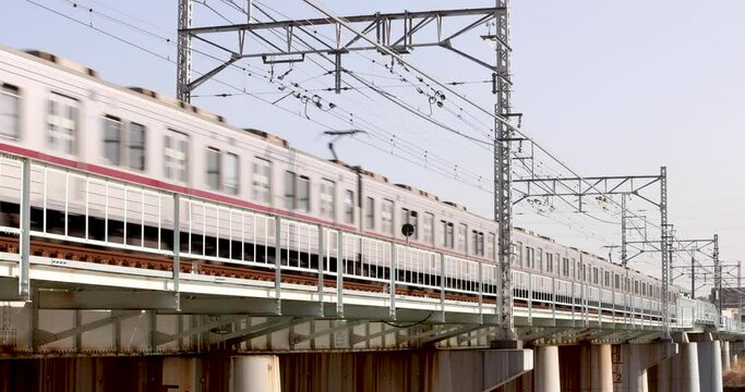 鉄橋の上ですれ違う上りと下りの通勤電車