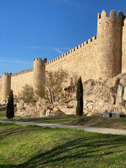La muralla de Ávila es una valla militar románica que rodea el casco antiguo de la ciudad...