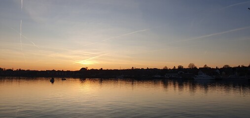 Naklejka premium sunset over the lake