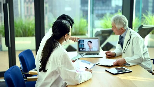 海外の医師とオンライン会議をする医師たち
