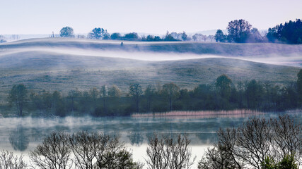 Warmia i Mazury-jezioro, pagórki i mgła  © Janusz Lipiński