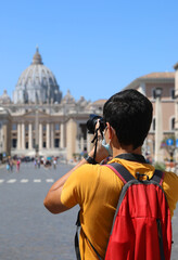 Fototapeta premium tourist photographs St. Peter's Basilica in Rome