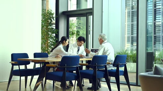 遠方の医者とオンライン会議をする医師