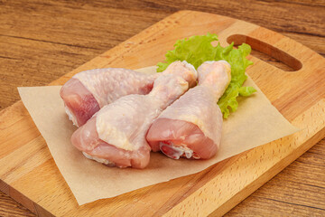 Raw chicken drumsticks for cooking
