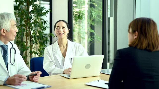 同僚と話をする医療従事者