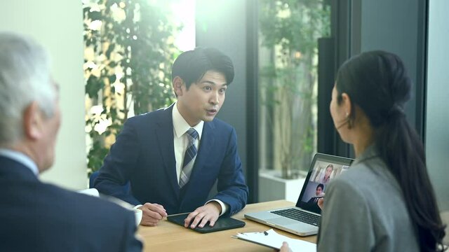 都会的な会議室でのオンラインミーティング
