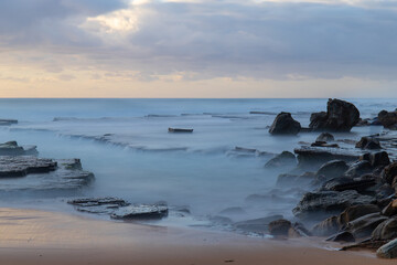 Obraz premium Long exposure view of Turimetta Beach during high tide, Sydney, Australia.