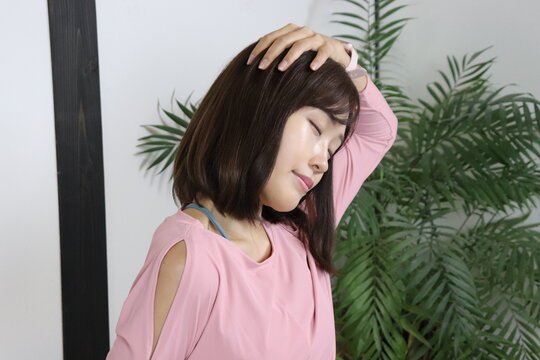 女性が首のストレッチで肩こりを解消