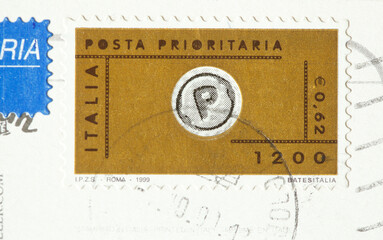 Italieneische Briefmarke Posta Prioritaria, Priority Mail und Poststempel auf einer Postkarte