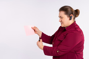 Woman sets fire, the end of the romantic relationship. Young girl sets fire to a pink paper envelope, declaring war on inequality in the toxic abusive relationship in which she was.