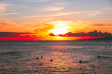 Naklejka premium SUNSET BY THE SEA Ala Moana Beach Park Honolulu Oahu Hawaii