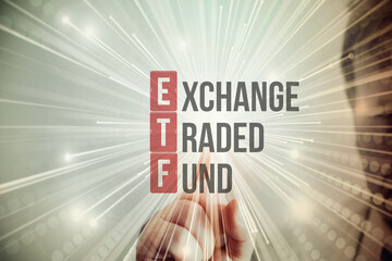 Ein Mann zeigt auf ETF Exchange Traded Fund