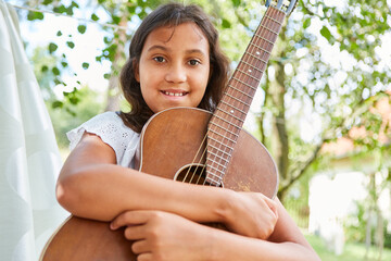 Glückliches Mädchen mit einer Gitarre