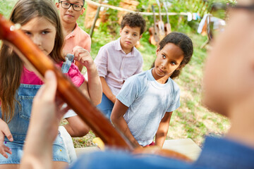 Kinder schauen zu bei Talentshow Auftritt mit Gitarre