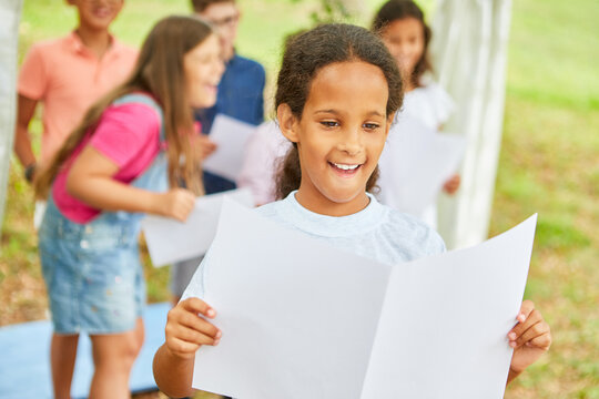 M&auml;dchen freut sich auf Solo Gesang bei Talentshow