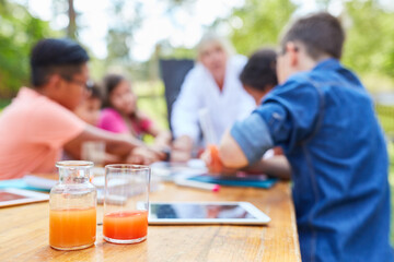Fototapeta premium Lehrer und Kinder im Chemie Nachhilfe Ferienkurs
