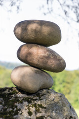 Fototapeta na wymiar gestapelte Steindauben auf Felsen