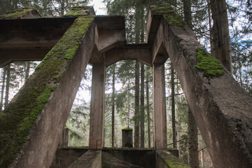 Alte Abschussanlage aus dem 2. Weltkrieg mitten im Wald