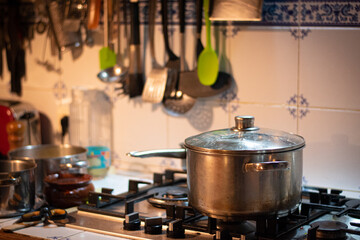 Cocinando con la olla en una cocina de gas