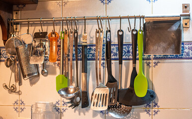 Todos los instrumentos para cocinar colgados en la pared