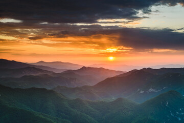 Fototapeta na wymiar Dawn at the top of the mountains (Alta Garotxa, Catalonia, Spain)