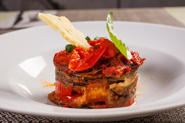 Antipasto da ristorante - Millefoglie di melanzane con sugo di pomodoro, formaggio e basilico