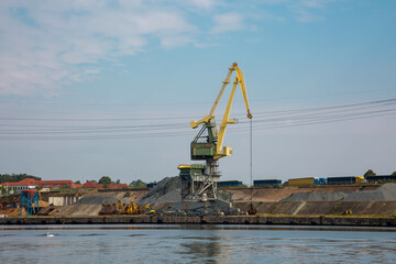 Hafenkran bei der Entladung am Pier
