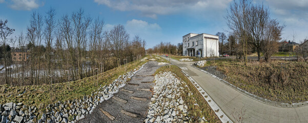 ścieżka rowerowa, żelazny szlak rowerowy w okolicach Jastrzębia Zdroju oraz nieczynny budynek stacji kolejowej Jastrzębie Ruptawa - obrazy, fototapety, plakaty