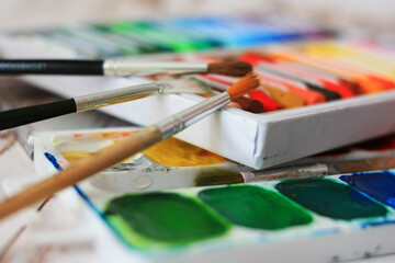 Obraz premium Brushes and multi-colored paints for the artist