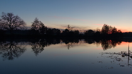 Crépuscule sur la Sarthe calme à Avoise