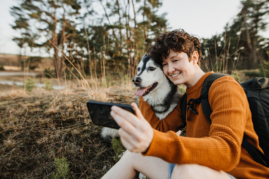 Mensch und Hund machen gemeinsam Selfie 