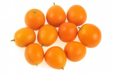 Kumquats en vrac sur fond blanc