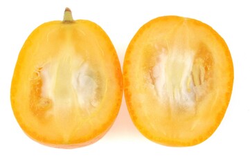 Kumquat coupé en deux en gros plan sur fond blanc