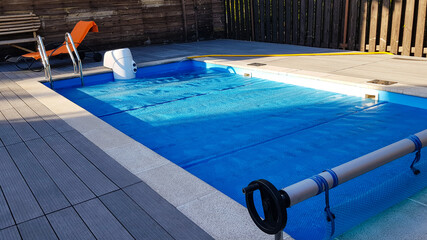 Swimming pool cover for protection against dirt, leaves, heating and cooling water