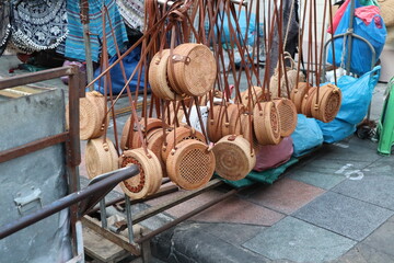 東南アジアで売られている木製の丸いかばん