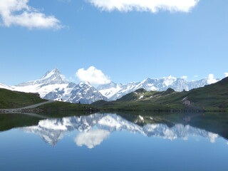 Obraz na płótnie Canvas Bachalpsee und Jungfraumassiv