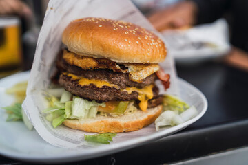 Hamburguesa completa muy grande