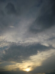 雲間から夏の夕日