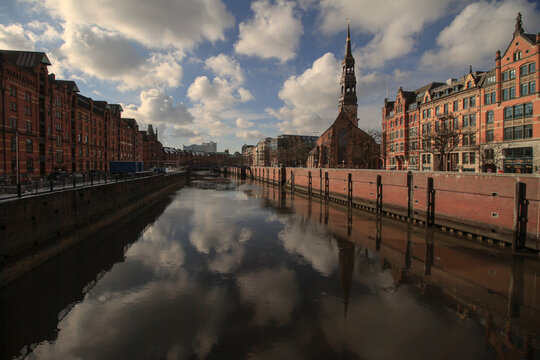 Hanseatisches Flair am Hamburger Zollkanal; Speicherstadt, St.-Katharinen-Kirche und Zippelhaus