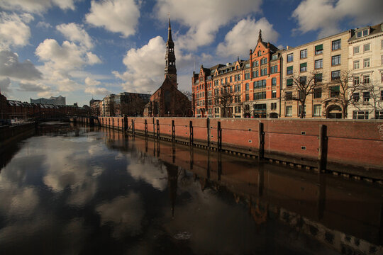 Romantisches Hamburg; Blick von der Kornhausbr&uuml;cke zur St.-Katharinen-Kirche